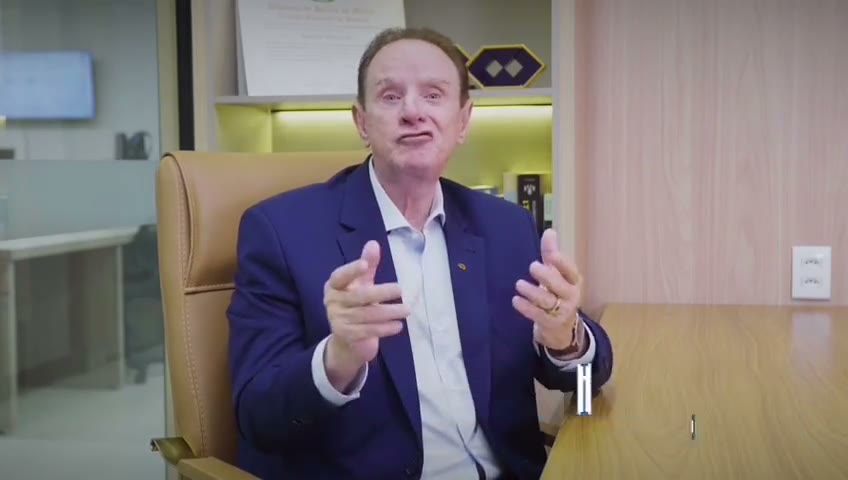Samuel Albernaz durante gravação de vídeo institucional, em seu escritório