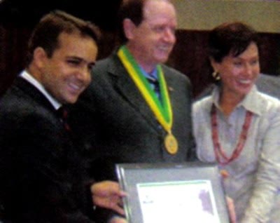 Samuel Albernaz recebendo comenda em solenidade